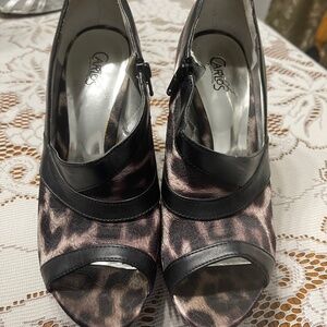 Carlos Santana Leopard 8 1/2M peep toe bootie pumps